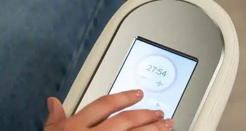 Atlaskorrektur Andreas Braun - Physiotherapeut unterstützt Patienten bei Bobath-Übung zur Verbesserung der Beweglichkeit