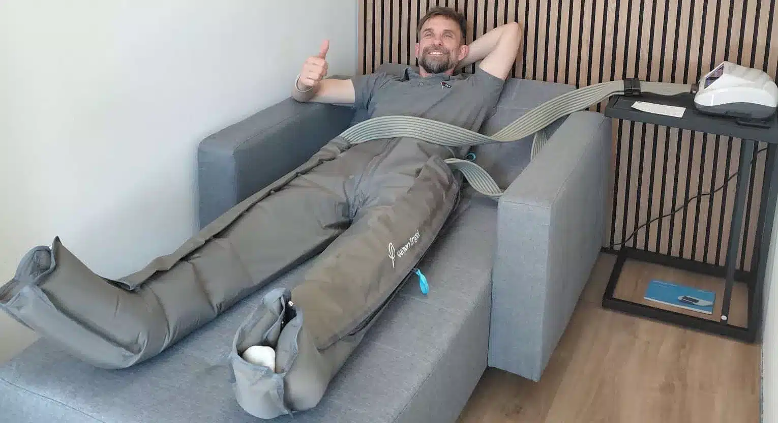 Atlaskorrektur Andreas Braun - Physiotherapeut unterstützt Patienten bei Bobath-Übung zur Verbesserung der Beweglichkeit